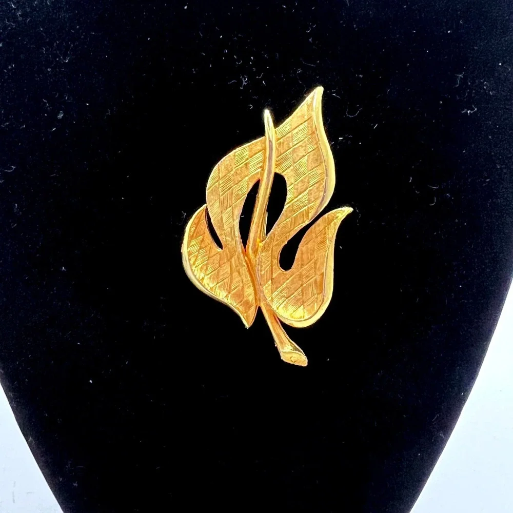 Vintage Gold Tone Textured Leaf Brooch Botanical Mid Century Modern Pin